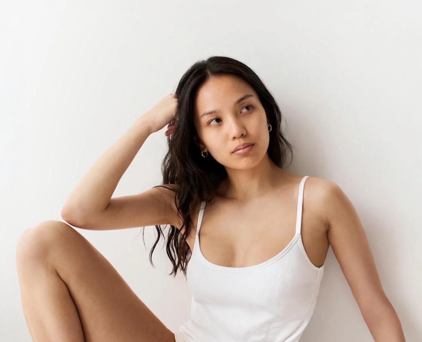 Modelo en camiseta de tirantes blanca, catálogo con IA