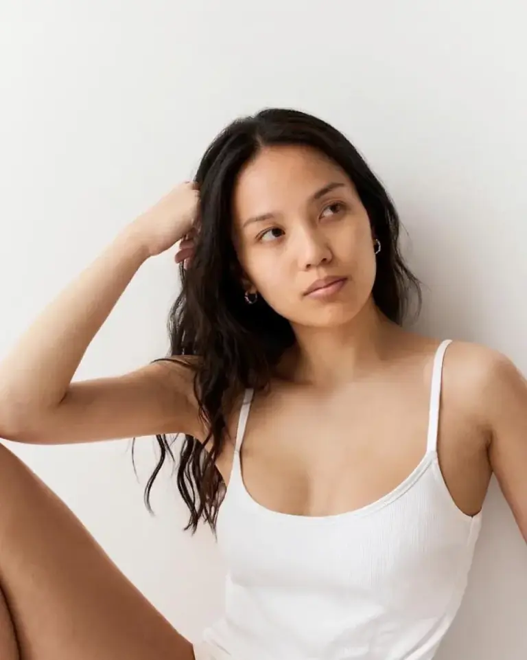Modelo con camiseta de tirantes, imagen final con fondo y correcciones con IA